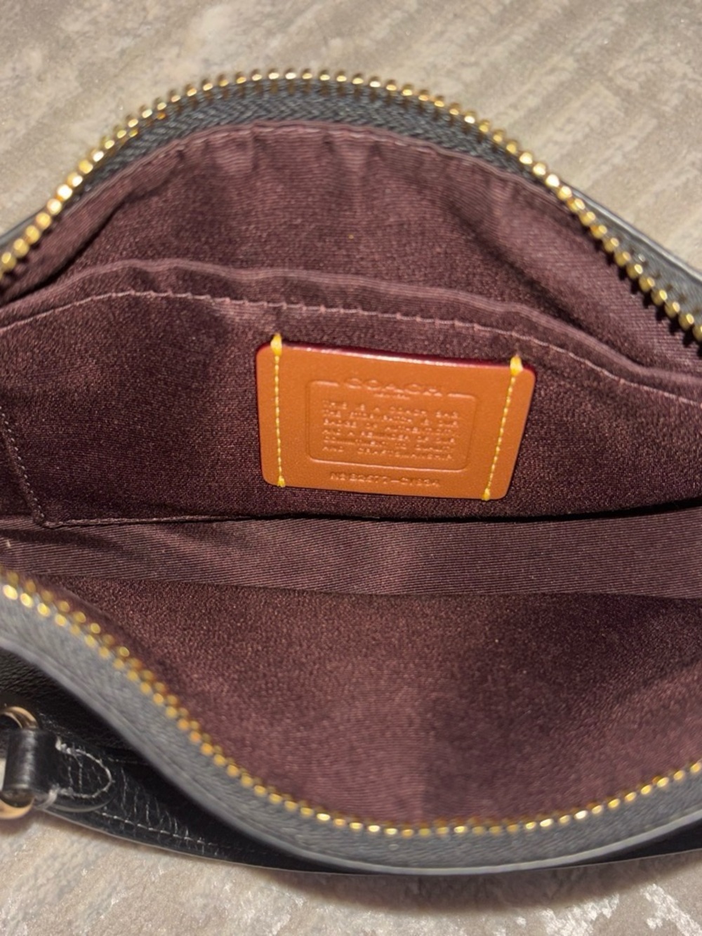 COACH authentic Black pebbled leather and gold hardware Teri Shoulder bag - Picture 3 of 9